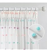 orné de pompons roses et turquoises éparpillés, accrochés à une tringle blanche. Les détails rapprochés montrent une attache à pompon turquoise