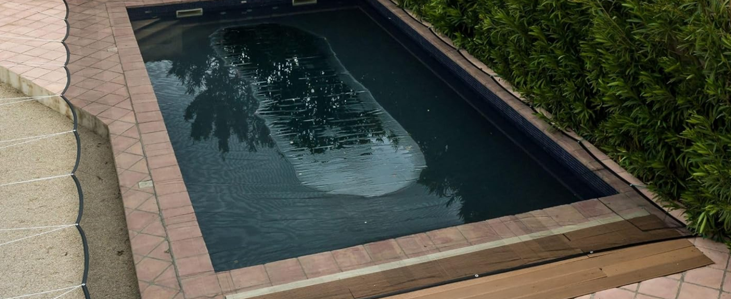 Série d'images montrant le bord d'une piscine avec une bordure en brique ou en pierre et une surface d'eau sombre.