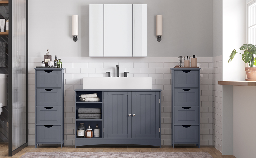 une salle de bain avec lavabo et miroir.