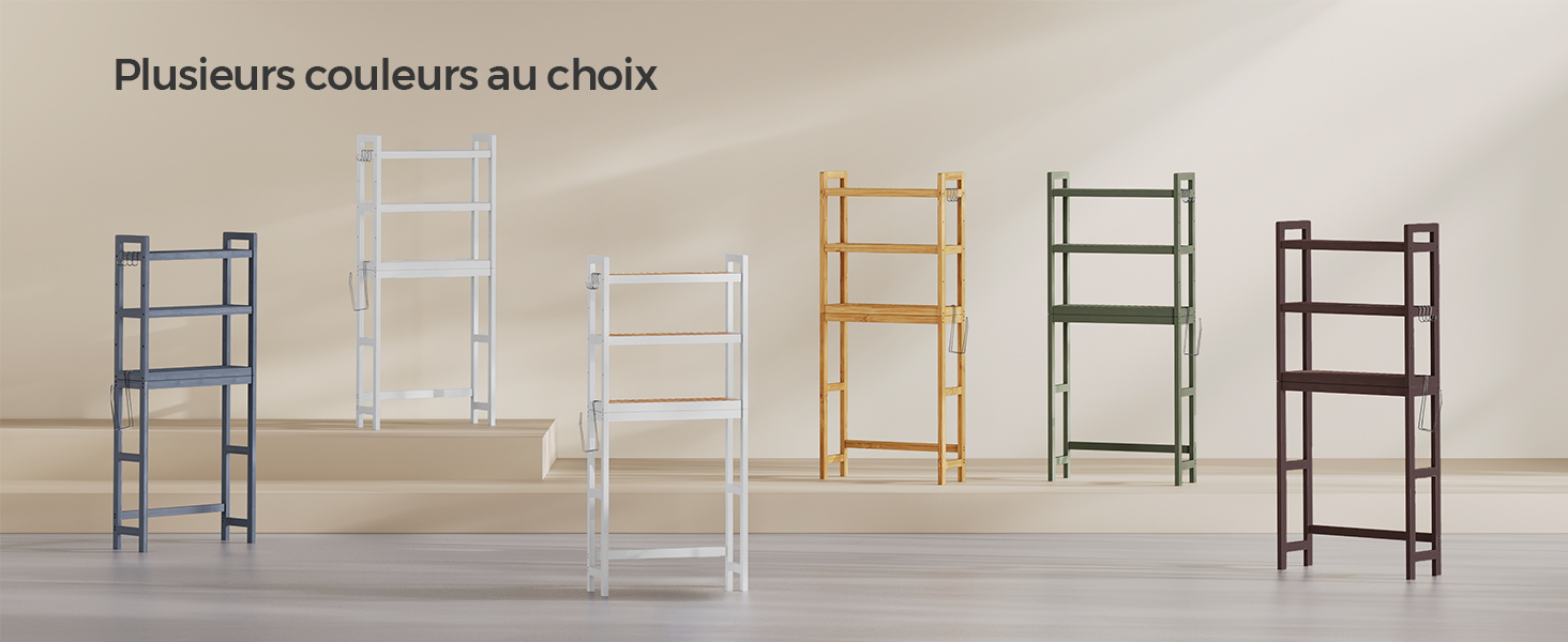 Plusieurs étagères autoportantes de différentes couleurs. Les unités ont 4 à 5 niveaux et une structure à ossature métallique. Les couleurs incluent le noir, le blanc, l'or et le bleu.