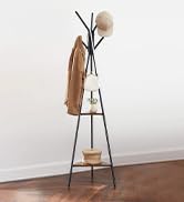 un porte-manteau avec étagère