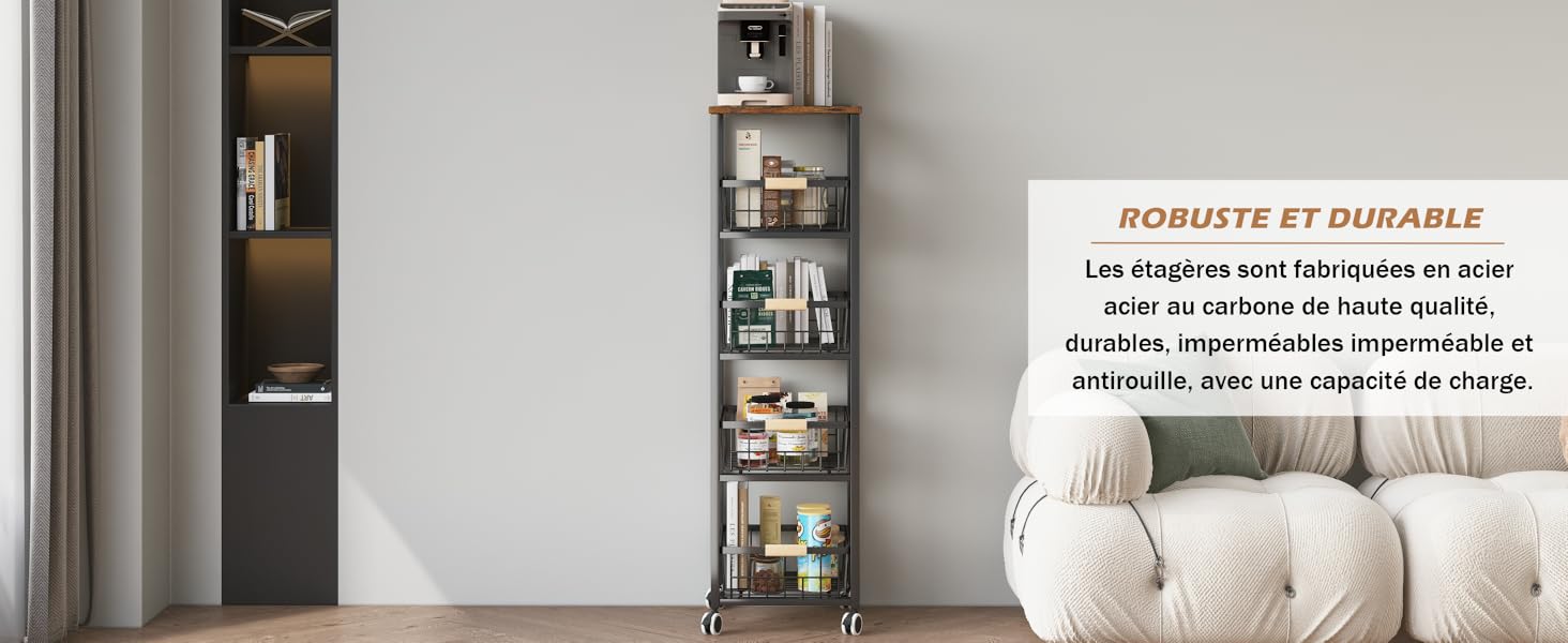 Solution de rangement moderne comprenant de hautes étagères métalliques montées sur un mur gris, avec des compartiments organisés présentant divers articles