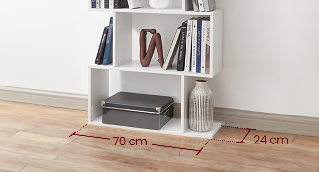 Étagère modulaire blanche à plusieurs compartiments, présentant des livres et des objets de décoration. Dimensions indiquées : 70 cm de largeur, 24 cm de profondeur.