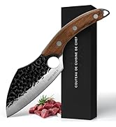 Couteau de cuisine professionnel avec motif de lame en acier martelé et manche en bois, présenté avec de la viande crue et un emballage noir.