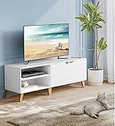 avec étagère ouverte et tiroir, affichant une télévision à écran plat. Plante en pot à côté, chat se prélassant sur un tapis au premier plan