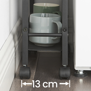 une étagère avec deux tasses et une tasse dessus.