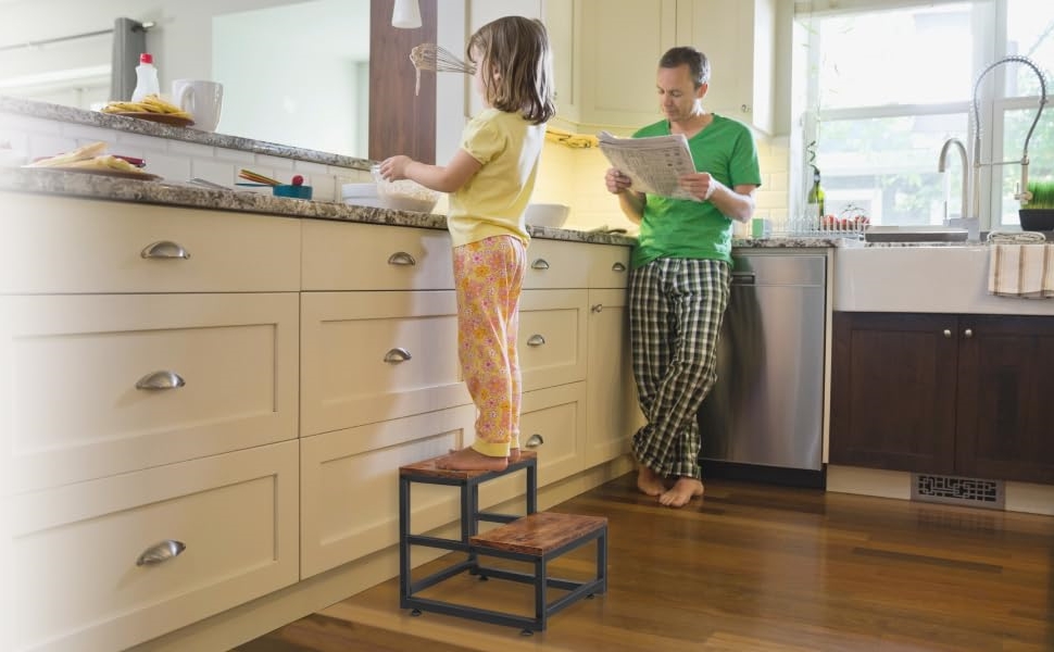 utilisé dans une cuisine moderne avec des armoires de couleur crème et des appareils électroménagers en acier inoxydable