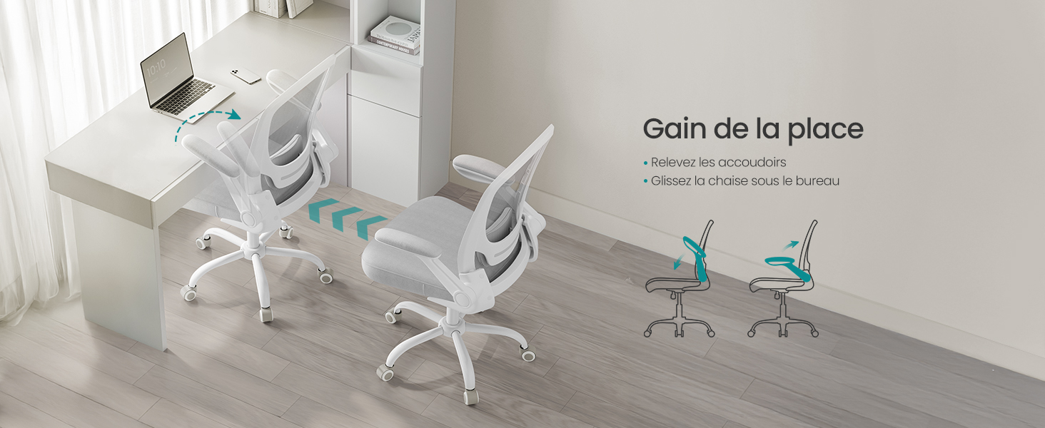 une chaise avec assise et accoudoir posés au sol.