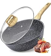 Poêle à wok antiadhésive avec couvercle en verre, revêtement gris foncé de style granit, manche en bois et bouton de couvercle doré. Présenté avec une garniture de bifteck cuit.