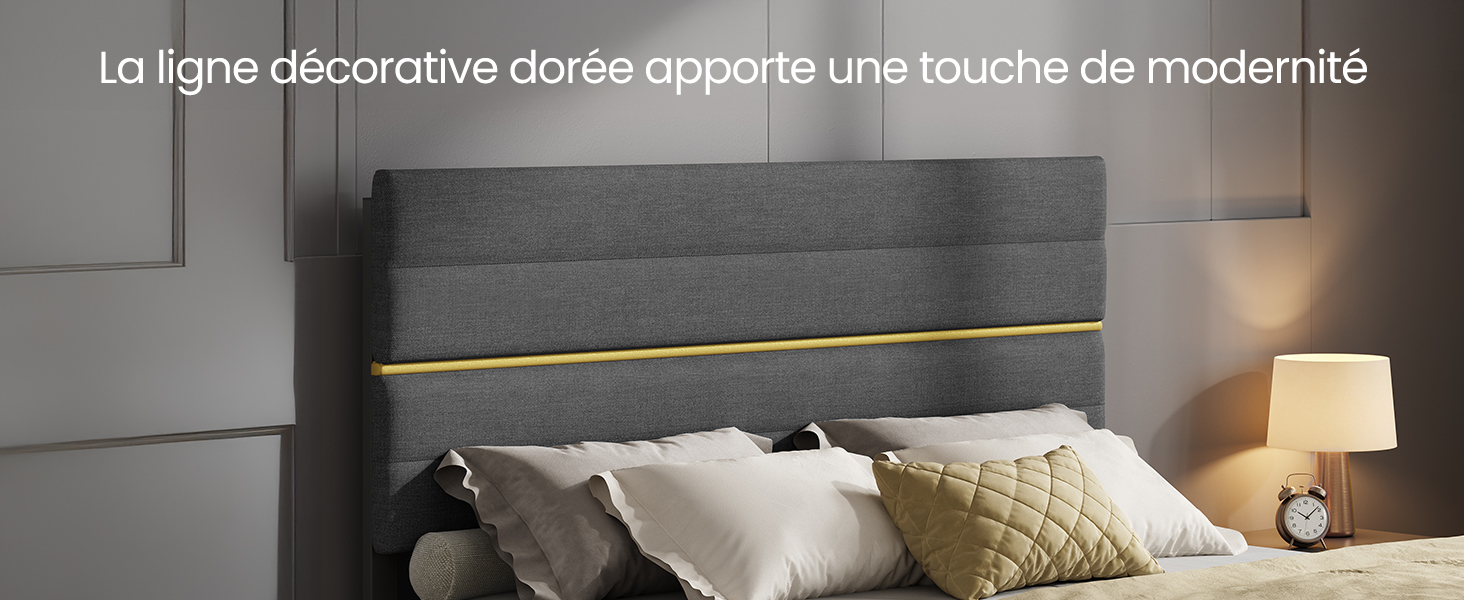 avec ligne horizontale dorée. Le lit est doté d'oreillers blancs et beiges. Lampe de chevet et horloge visibles dans une chambre à coucher bien éclairée