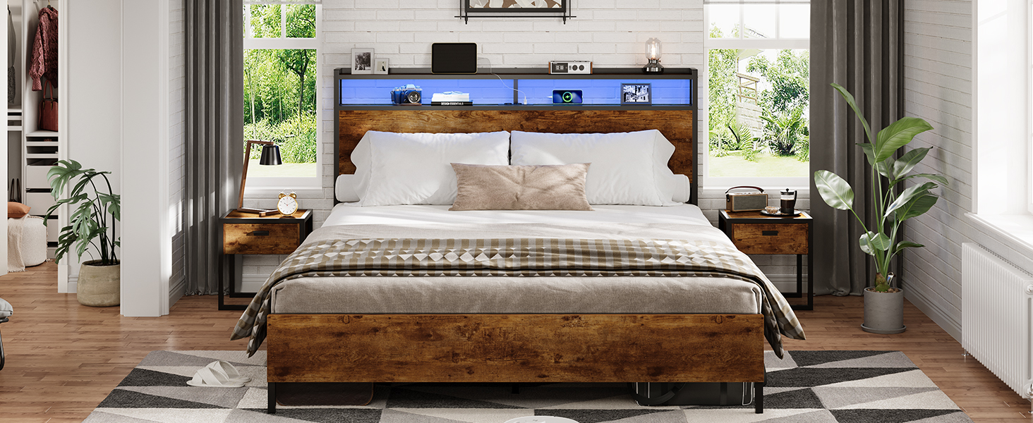 Cadre de lit rustique en bois avec tête de lit dans une chambre lumineuse. La literie blanche, les oreillers et les tables d'appoint complètent l'installation. Les grandes fenêtres laissent entrer la lumière naturelle.