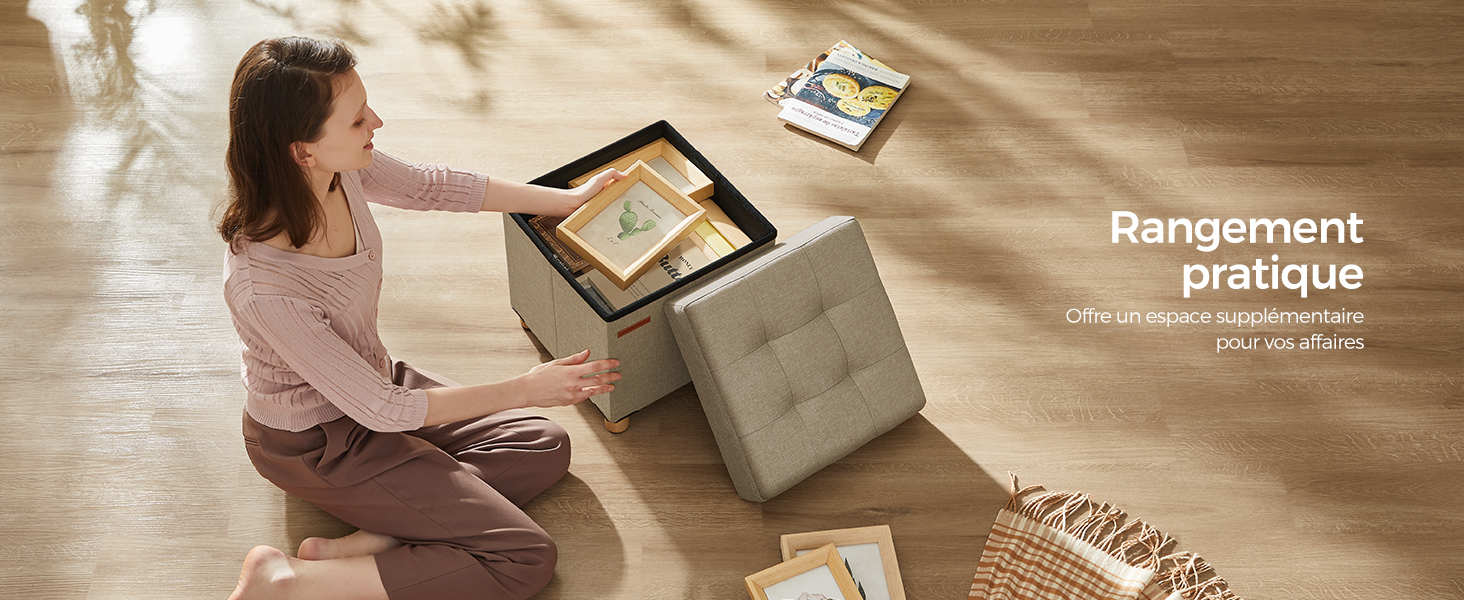 Pouf ou pouf de rangement en tissu gris utilisé comme solution de rangement pratique sur du parquet, avec superposition du texte « Rangement pratique »