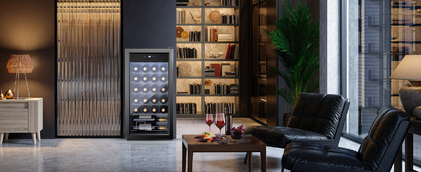 Intérieur de salon moderne comprenant un réfrigérateur à vin, des étagères intégrées, des sièges en cuir et des éclairages contemporains.