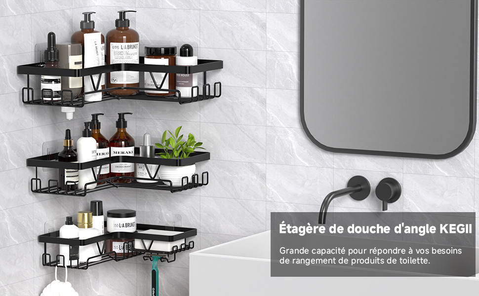 avec étagères perforées. Chaque étagère contient différents produits de salle de bain. Monté sur un mur carrelé à côté d'un miroir.