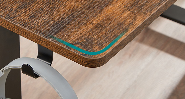 Gros plan d'une surface de bureau ou de table en bois au fini brun foncé, avec une ligne d'accent turquoise près du bord arrondi