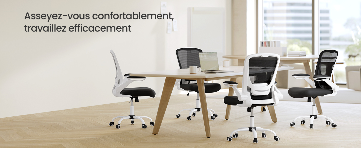 une photo d'un bureau avec un ordinateur portable dessus.