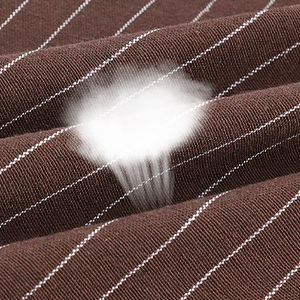 Gros plan d'un tissu rayé marron à fines rayures diagonales, montrant une lumière vive ou un éclairage pénétrant