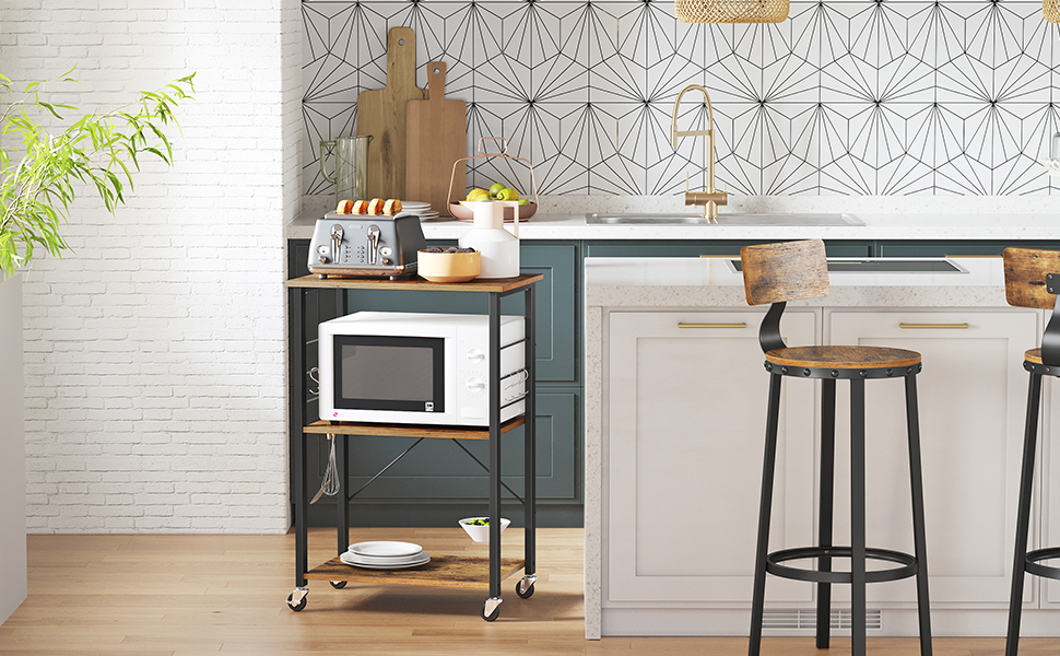 un chariot de cuisine avec un four à micro-ondes dessus.