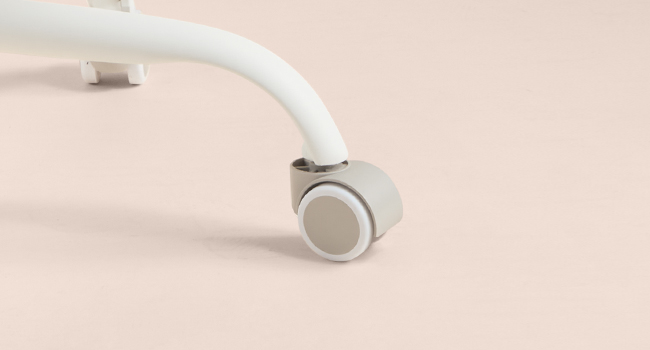 Compilation d'images montrant un lit orthopédique ou confortable de couleur claire pour animaux de compagnie utilisé dans une cabane en rondins confortable ou un intérieur rustique.