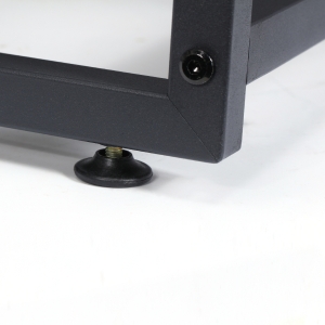 Détail rapproché d'une base d'appareil en métal noir avec pied en caoutchouc réglable et vis de montage visible