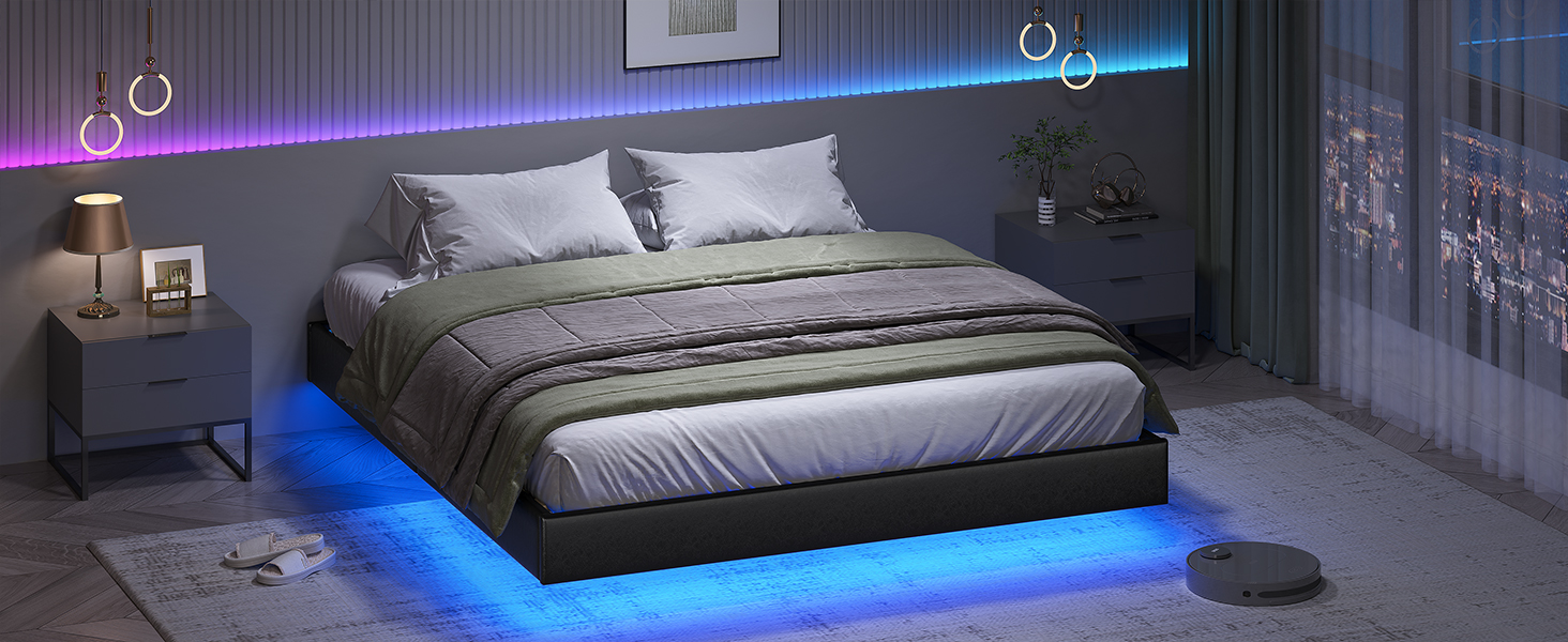 Chambre moderne avec bande d'éclairage LED sous le cadre du lit, créant une lueur ambiante bleue. Elle comprend une literie grise et une table de chevet avec lampe