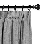 Tringle à rideau noire à embout rond, retenant des rideaux texturés gris avec entête plissée au crayon. Montre les détails de la suspension du rideau.