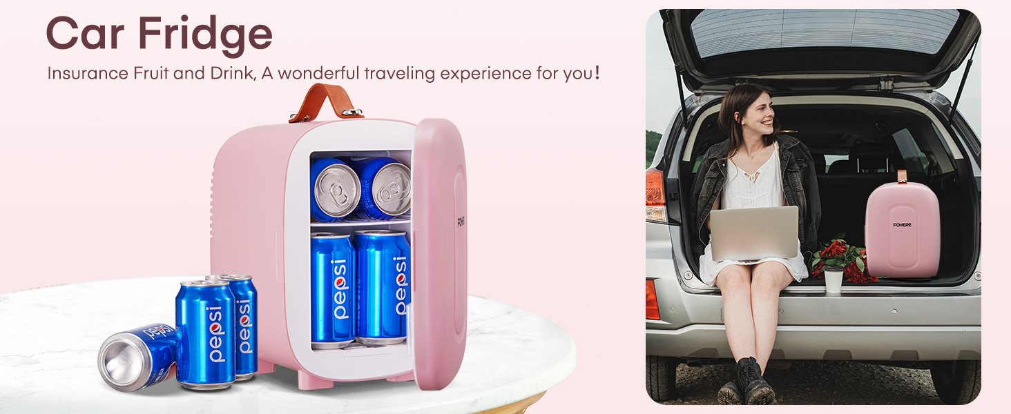 Réfrigérateur de voiture rose compact avec des canettes à l'intérieur, illustré à côté du coffre ouvert de la voiture. Texte « Réfrigérateur de voiture » visible. Conception portable pour une utilisation en véhicule.