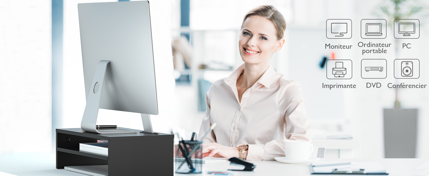 femme travaillant devant un ordinateur