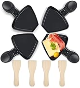 Ensemble de quatre poêles à raclette triangulaires noirs avec poignées en bois, accompagnés de quatre grattoirs en bois. Un plat contient du fromage, de la viande et de la garniture.