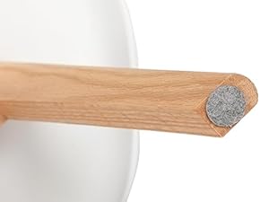 Poignée en bois fixée à un objet sphérique blanc, peut-être une lampe ou un luminaire.