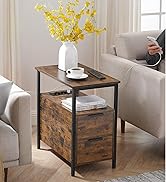 avec plateau en bois, structure en métal et tiroir de rangement. Décoré dans le cadre d'un salon avec un vase de fleurs jaunes, une tasse à café et des livres