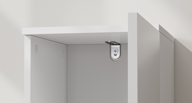 Série de plans intérieurs montrant un appareil intelligent blanc fixé au mur, présentant différents angles et vues de l'installation.