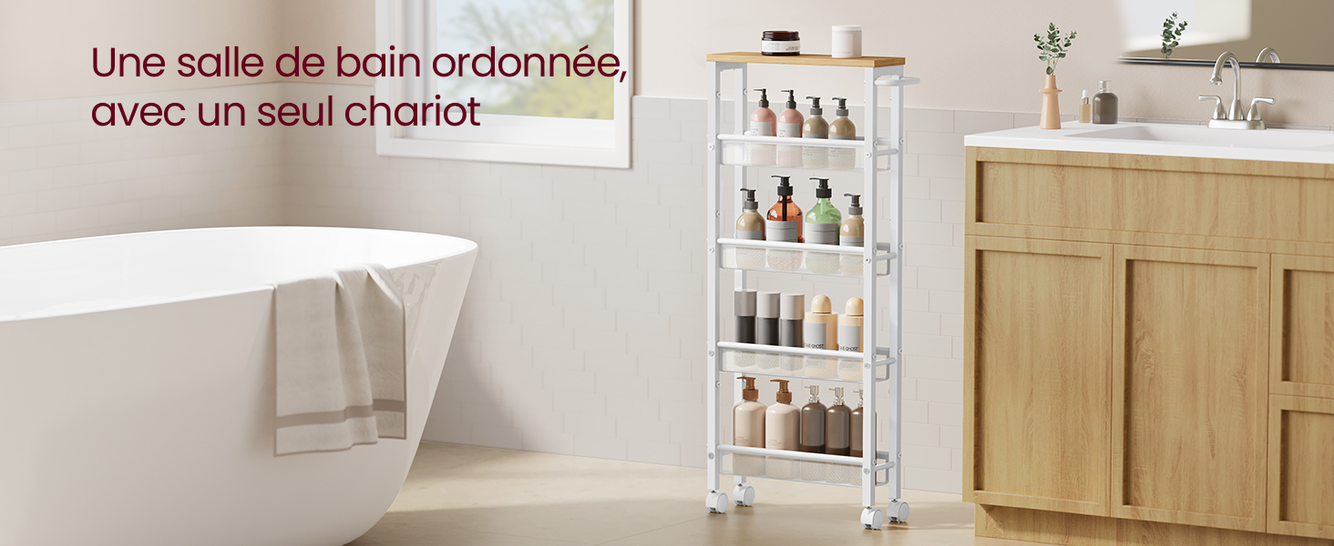 Chariot de rangement roulant blanc à plusieurs niveaux dans la salle de bain, avec des étagères remplies de produits de salle de bain à côté d'une armoire en bois et