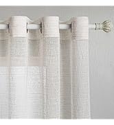 Panneau de rideau en lin blanc transparent avec dessus en forme d'œillet suspendu à une tringle à rideau décorative, mettant en valeur un tissu texturé au tissage léger et aéré