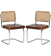 Deux chaises de salle à manger identiques avec dossier en rotin, sièges capitonnés en cuir marron et bases en porte-à-faux chromées. Les chaises présentent une esthétique moderne du milieu du siècle