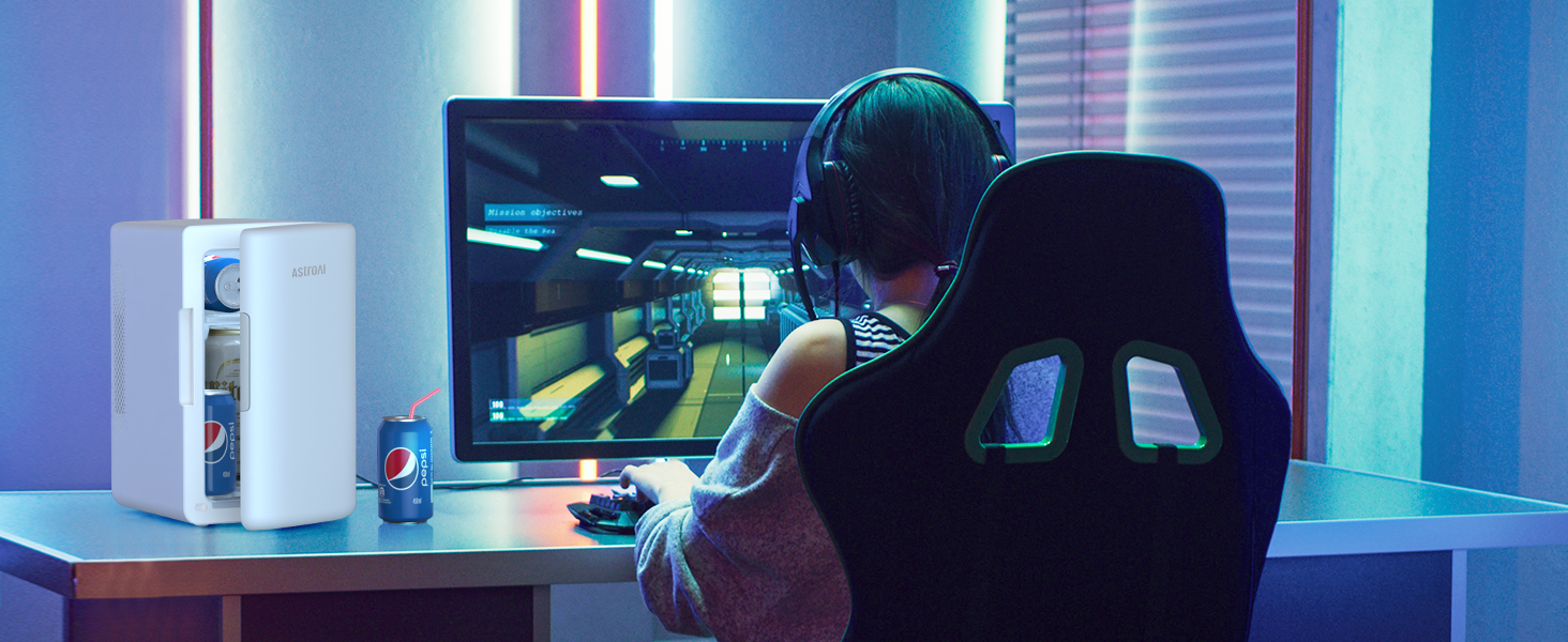 une femme jouant à un jeu vidéo sur un ordinateur.