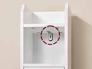 Meuble de rangement en bois blanc avec rayonnage ouvert. Un contour circulaire rouge met en valeur un crochet ou un cintre en métal à l'intérieur du compartiment supérieur