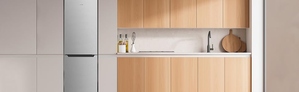 Vue d'ensemble d'une cuisine ouverte avec le réfrigérateur