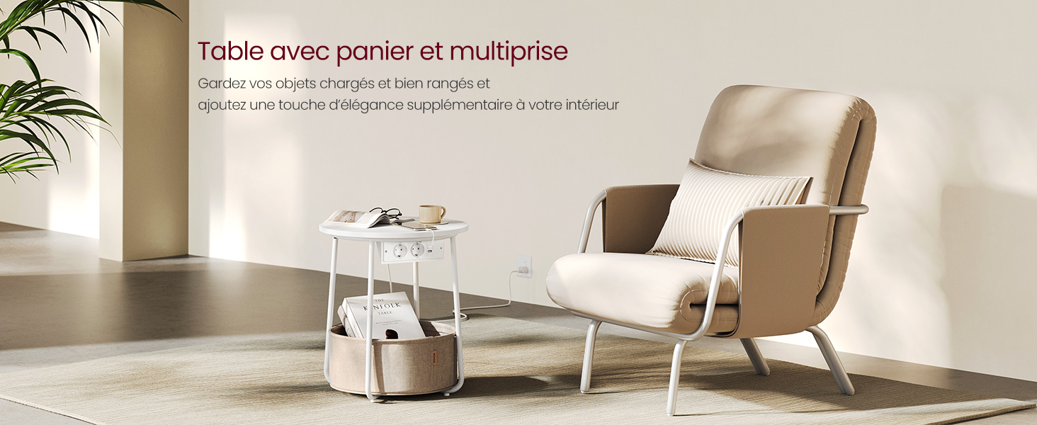 Configuration de salon moderne avec fauteuil beige, table d'appoint blanche et panier de rangement. Le texte en français mentionne un tableau avec panier et une utilisation polyvalente