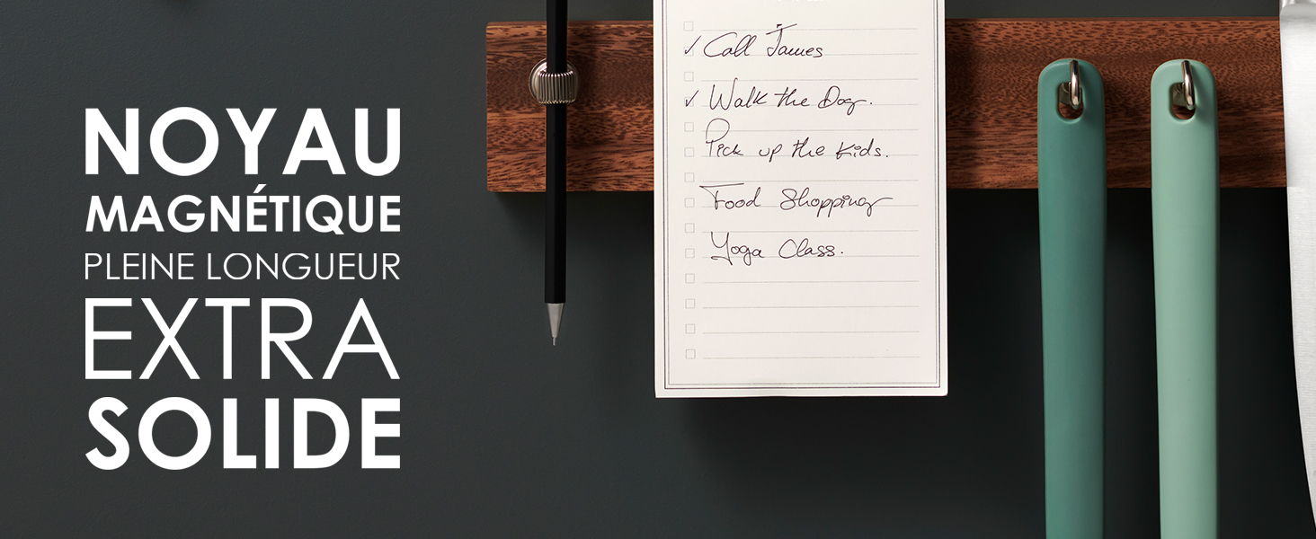 un bloc-notes avec un stylo et un stylo sur un bureau.