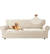 Housse de canapé à carreaux beige représentée sur un canapé avec un chien, démontrant l'ajustement et la couverture de la housse de protection du meuble.