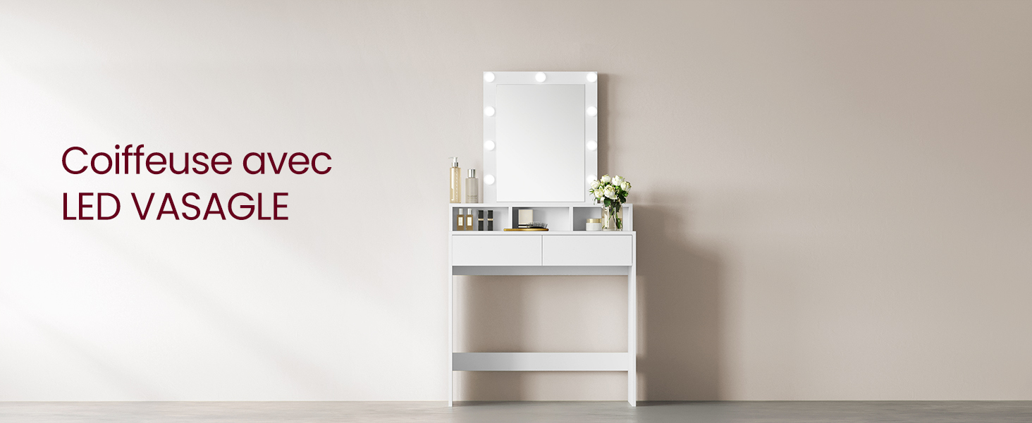 un meuble-lavabo blanc avec un miroir et des lumières dessus.