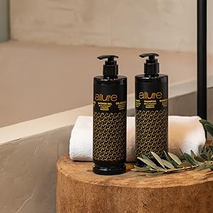 Le texte indique « DILUO ». Flacons à pompe noirs avec motif géométrique doré affiché sur une surface en bois avec décoration en branche d'olivier.