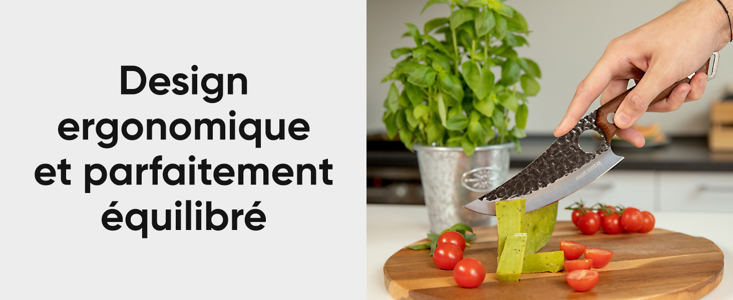 coupant le céleri sur une planche de bois. Couteau à main au design ergonomique. Plant de basilic frais et tomates visibles. Texte en français sur le design ergonomique.