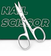 Petits ciseaux en argent à bouts pointus sur fond vert. Le texte « CISEAUX À ONGLES » est visible en police de caractères blanche