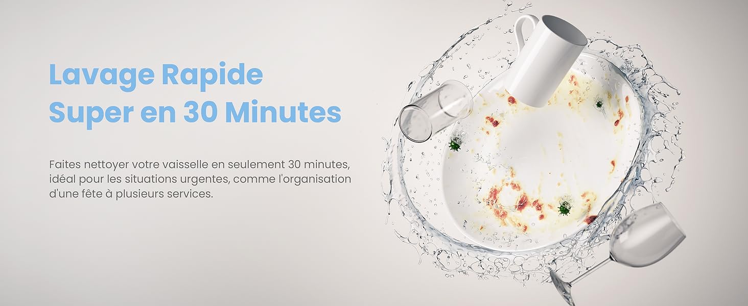 Assiette en céramique blanche avec des résidus alimentaires entourés d'éclaboussures d'eau, démontrant un cycle de nettoyage rapide de 30 minutes. Plaque inclinée pour montrer une action de nettoyage dynamique