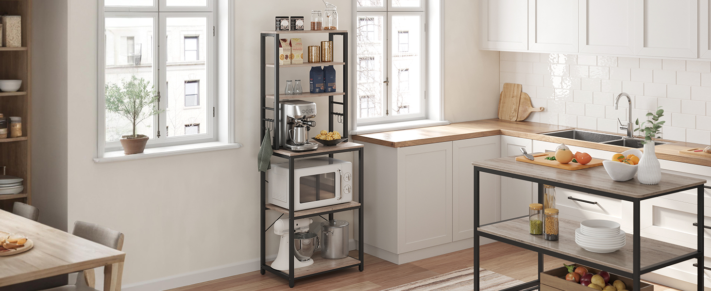 Intérieur de cuisine lumineux avec des murs blancs, de grandes fenêtres et des étagères de style industriel. Dispose d'un îlot central et d'appareils modernes.