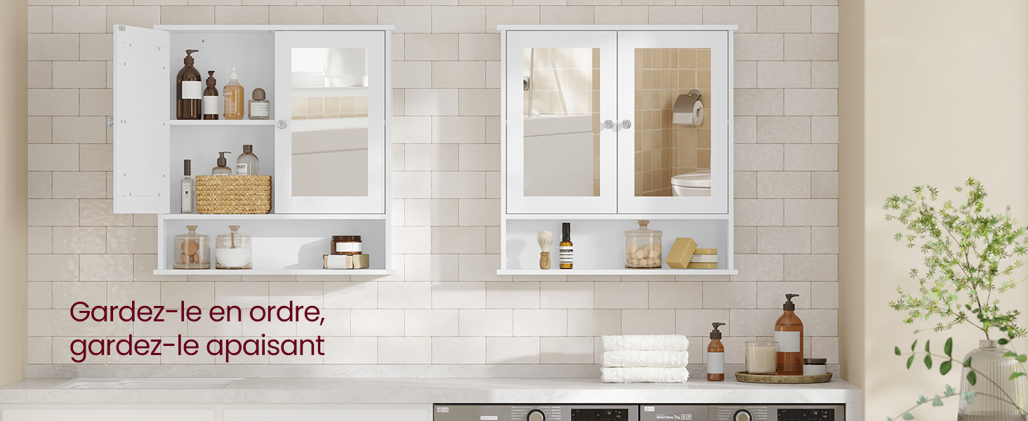 Armoires murales de salle de bain blanches avec portes en miroir et étagères ouvertes, montées au-dessus d'un comptoir. Divers articles de toilette et articles de décoration sont exposés sur les étagères et le comptoir.