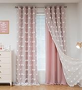 un rideau rose à pois blancs et un rideau blanc