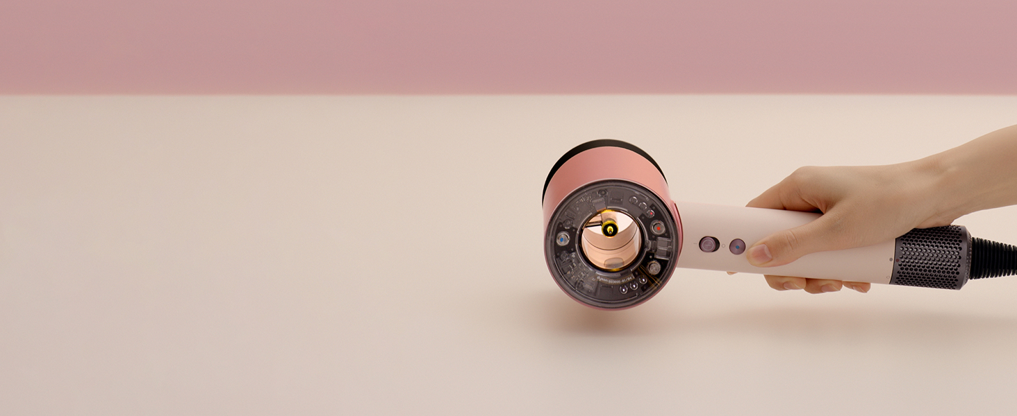 Séquence de démonstration montrant la fixation ou le réglage d'un support de caméra, les mains montrant le processus d'installation sur un fond beige clair.